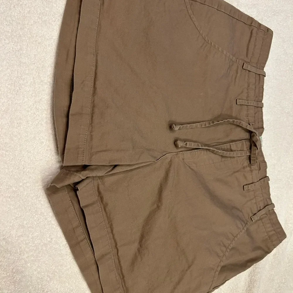 Lee Women's Tan Flat Front Shorts size 14 just below waist